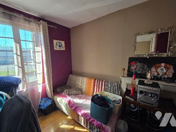 YVETOT,  maison divisée en 2 logements dont un loué, terrain.