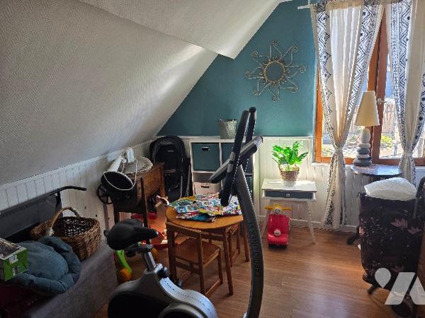 YVETOT,  maison divisée en 2 logements dont un loué, terrain.