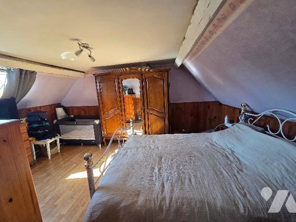 YVETOT,  maison divisée en 2 logements dont un loué, terrain.