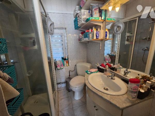 YVETOT,  maison divisée en 2 logements dont un loué, terrain.