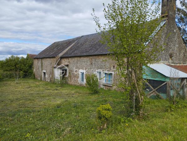Cette charmante longère en pierres, pleine de potentiel, attend vos idées pour une rénovation complète à seulement 6 kms de CARROUGES !
Actuellement, elle se compose d'une cuisine, d'une salle à manger/salon avec la possibilité d'y installer un insert, de deux chambres dont une avec salle d'eau et WC. 
Imaginez une baie vitrée donnant sur le terrain à l'arrière, pour un espace baigné de lumière naturelle. Le
grenier pourrait être aménagé pour agrandir l'espace de vie, et les granges attenantes offrent d'autres possibilités de transformation, dont
l’une pourrait devenir un garage.
Cette belle longère n'attend que votre créativité et un peu d'huile de coude pour retrouver tout son éclat !