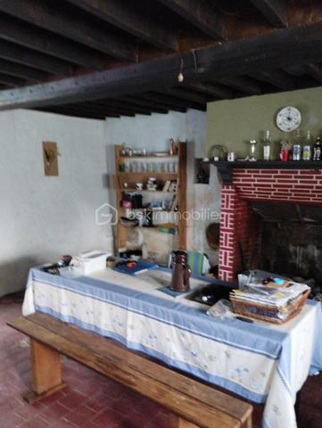 Cette charmante longère en pierres, pleine de potentiel, attend vos idées pour une rénovation complète à seulement 6 kms de CARROUGES !
Actuellement, elle se compose d'une cuisine, d'une salle à manger/salon avec la possibilité d'y installer un insert, de deux chambres dont une avec salle d'eau et WC. 
Imaginez une baie vitrée donnant sur le terrain à l'arrière, pour un espace baigné de lumière naturelle. Le
grenier pourrait être aménagé pour agrandir l'espace de vie, et les granges attenantes offrent d'autres possibilités de transformation, dont
l’une pourrait devenir un garage.
Cette belle longère n'attend que votre créativité et un peu d'huile de coude pour retrouver tout son éclat !