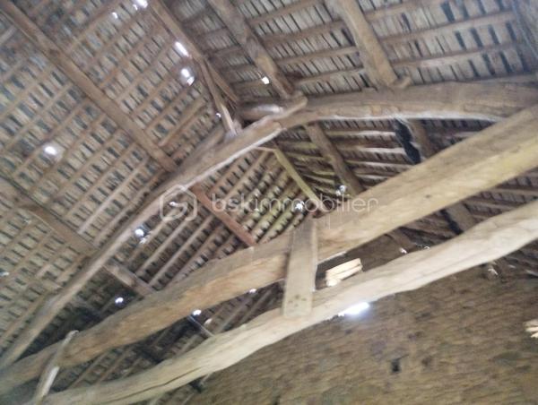 Cette charmante longère en pierres, pleine de potentiel, attend vos idées pour une rénovation complète à seulement 6 kms de CARROUGES !
Actuellement, elle se compose d'une cuisine, d'une salle à manger/salon avec la possibilité d'y installer un insert, de deux chambres dont une avec salle d'eau et WC. 
Imaginez une baie vitrée donnant sur le terrain à l'arrière, pour un espace baigné de lumière naturelle. Le
grenier pourrait être aménagé pour agrandir l'espace de vie, et les granges attenantes offrent d'autres possibilités de transformation, dont
l’une pourrait devenir un garage.
Cette belle longère n'attend que votre créativité et un peu d'huile de coude pour retrouver tout son éclat !