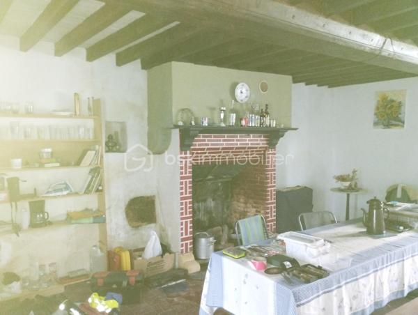 Cette charmante longère en pierres, pleine de potentiel, attend vos idées pour une rénovation complète à seulement 6 kms de CARROUGES !
Actuellement, elle se compose d'une cuisine, d'une salle à manger/salon avec la possibilité d'y installer un insert, de deux chambres dont une avec salle d'eau et WC. 
Imaginez une baie vitrée donnant sur le terrain à l'arrière, pour un espace baigné de lumière naturelle. Le
grenier pourrait être aménagé pour agrandir l'espace de vie, et les granges attenantes offrent d'autres possibilités de transformation, dont
l’une pourrait devenir un garage.
Cette belle longère n'attend que votre créativité et un peu d'huile de coude pour retrouver tout son éclat !