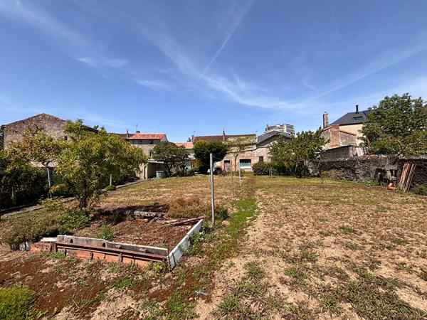 Maison familiale 5 chambres à vendre à Argentonnay - Centre-ville et jardin - D6081