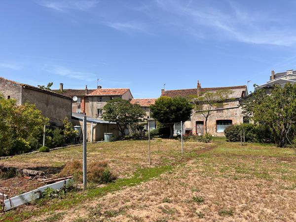 Maison familiale 5 chambres à vendre à Argentonnay - Centre-ville et jardin - D6081