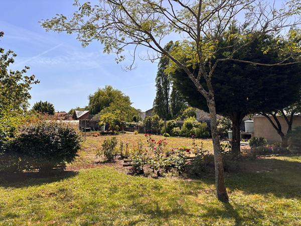 Maison familiale 5 chambres à vendre à Argentonnay - Centre-ville et jardin - D6081