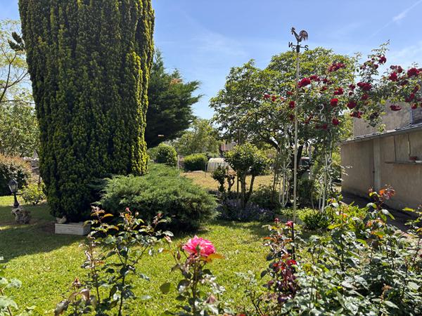 Maison familiale 5 chambres à vendre à Argentonnay - Centre-ville et jardin - D6081