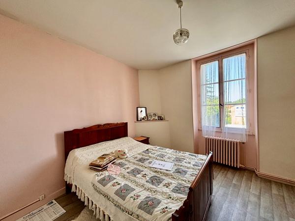 Maison familiale 5 chambres à vendre à Argentonnay - Centre-ville et jardin - D6081