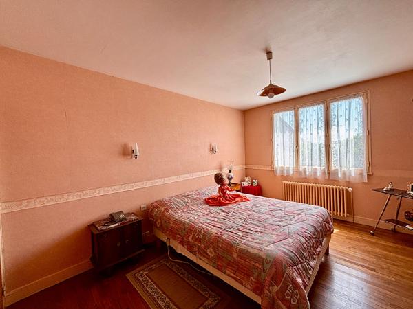 Maison familiale 5 chambres à vendre à Argentonnay - Centre-ville et jardin - D6081