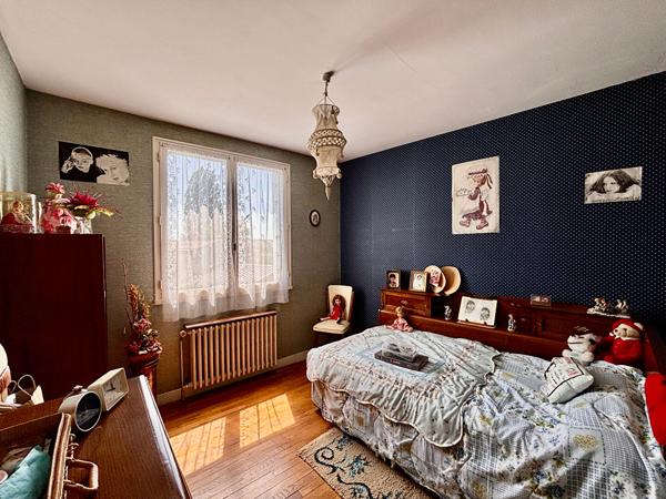Maison familiale 5 chambres à vendre à Argentonnay - Centre-ville et jardin - D6081