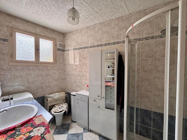 Maison familiale 5 chambres à vendre à Argentonnay - Centre-ville et jardin - D6081