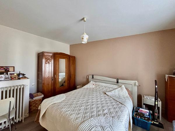 Maison familiale 5 chambres à vendre à Argentonnay - Centre-ville et jardin - D6081