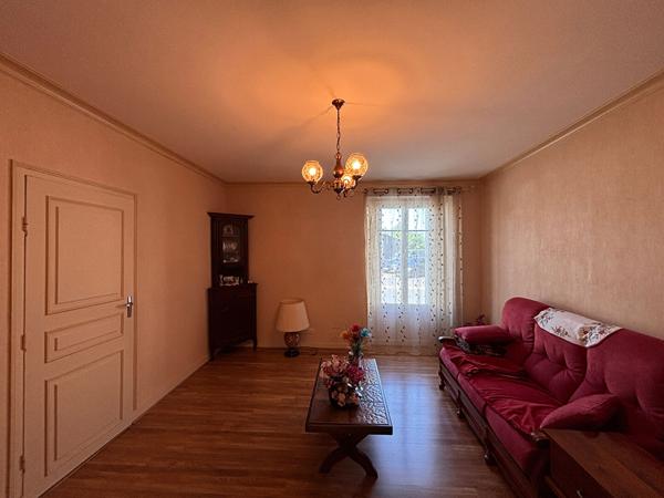 Maison familiale 5 chambres à vendre à Argentonnay - Centre-ville et jardin - D6081