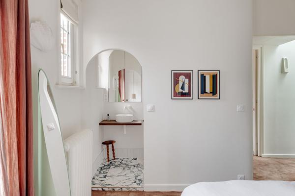 Maison élégamment rénovée avec terrasse et jardin