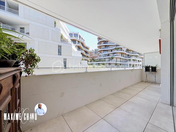 Idéalement situé dans le quartier du Nouveau Saint-Roch, cet appartement de 2 pièces prend place au premier étage surélevé d'une résidence récente et particulièrement bien entretenue. La copropriété, saine, dispose d'un agréable atout collectif avec son espace jardin potager partagé entre copropriétaires, un vrai plus pour les amateurs de nature en plein cœur de ville.

L'entrée, dotée d'un placard, dessert un généreux espace séjour-cuisine d'environ 21 m², baigné de lumière. La cuisine, entièrement équipée, restera en place pour la vente, prête à accueillir ses nouveaux occupants sans travaux à prévoir de ce côté. La chambre, d'un peu moins de 12 m², bénéficie elle aussi d'un placard aménagé.

Séjour et chambre s'ouvrent tous deux sur une terrasse d'environ 9 m², véritable prolongement extérieur de l'appartement, idéale pour profiter des beaux jours. Une salle d'eau avec douche et wc, ainsi qu'un emplacement pour machine à laver, complètent cet ensemble fonctionnel.

Le confort thermique est assuré toute l'année par une pompe à chaleur avec système gainable, qui chauffe et climatise l'ensemble du logement.

Autre atout de taille pour ce secteur très recherché : une place de parking en sous-sol, boxable, est incluse dans le prix, un avantage particulièrement rare dans le centre de Montpellier.

À découvrir sans tarder !