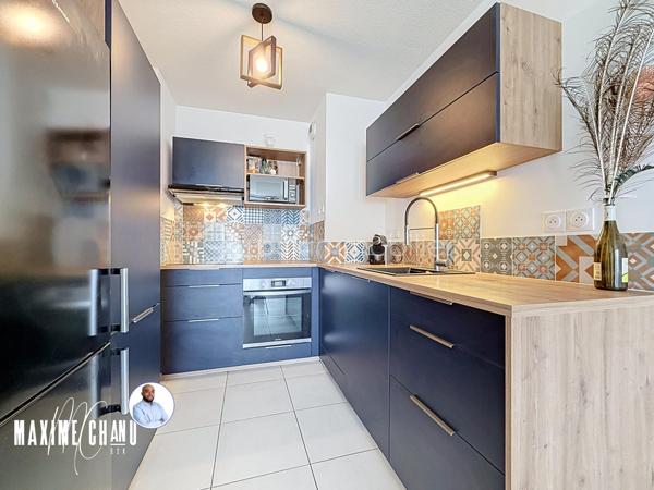 Idéalement situé dans le quartier du Nouveau Saint-Roch, cet appartement de 2 pièces prend place au premier étage surélevé d'une résidence récente et particulièrement bien entretenue. La copropriété, saine, dispose d'un agréable atout collectif avec son espace jardin potager partagé entre copropriétaires, un vrai plus pour les amateurs de nature en plein cœur de ville.

L'entrée, dotée d'un placard, dessert un généreux espace séjour-cuisine d'environ 21 m², baigné de lumière. La cuisine, entièrement équipée, restera en place pour la vente, prête à accueillir ses nouveaux occupants sans travaux à prévoir de ce côté. La chambre, d'un peu moins de 12 m², bénéficie elle aussi d'un placard aménagé.

Séjour et chambre s'ouvrent tous deux sur une terrasse d'environ 9 m², véritable prolongement extérieur de l'appartement, idéale pour profiter des beaux jours. Une salle d'eau avec douche et wc, ainsi qu'un emplacement pour machine à laver, complètent cet ensemble fonctionnel.

Le confort thermique est assuré toute l'année par une pompe à chaleur avec système gainable, qui chauffe et climatise l'ensemble du logement.

Autre atout de taille pour ce secteur très recherché : une place de parking en sous-sol, boxable, est incluse dans le prix, un avantage particulièrement rare dans le centre de Montpellier.

À découvrir sans tarder !