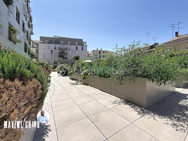 Idéalement situé dans le quartier du Nouveau Saint-Roch, cet appartement de 2 pièces prend place au premier étage surélevé d'une résidence récente et particulièrement bien entretenue. La copropriété, saine, dispose d'un agréable atout collectif avec son espace jardin potager partagé entre copropriétaires, un vrai plus pour les amateurs de nature en plein cœur de ville.

L'entrée, dotée d'un placard, dessert un généreux espace séjour-cuisine d'environ 21 m², baigné de lumière. La cuisine, entièrement équipée, restera en place pour la vente, prête à accueillir ses nouveaux occupants sans travaux à prévoir de ce côté. La chambre, d'un peu moins de 12 m², bénéficie elle aussi d'un placard aménagé.

Séjour et chambre s'ouvrent tous deux sur une terrasse d'environ 9 m², véritable prolongement extérieur de l'appartement, idéale pour profiter des beaux jours. Une salle d'eau avec douche et wc, ainsi qu'un emplacement pour machine à laver, complètent cet ensemble fonctionnel.

Le confort thermique est assuré toute l'année par une pompe à chaleur avec système gainable, qui chauffe et climatise l'ensemble du logement.

Autre atout de taille pour ce secteur très recherché : une place de parking en sous-sol, boxable, est incluse dans le prix, un avantage particulièrement rare dans le centre de Montpellier.

À découvrir sans tarder !