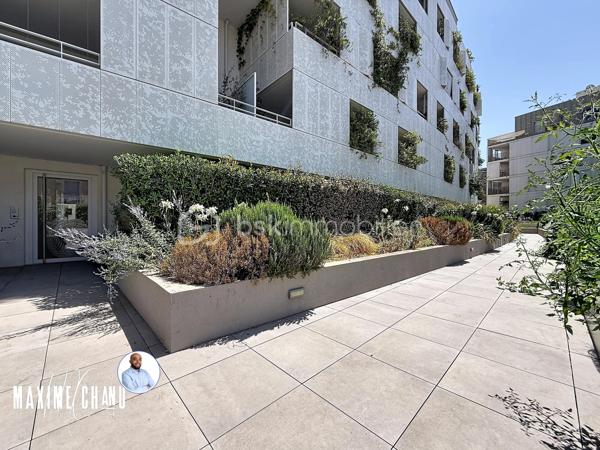 Idéalement situé dans le quartier du Nouveau Saint-Roch, cet appartement de 2 pièces prend place au premier étage surélevé d'une résidence récente et particulièrement bien entretenue. La copropriété, saine, dispose d'un agréable atout collectif avec son espace jardin potager partagé entre copropriétaires, un vrai plus pour les amateurs de nature en plein cœur de ville.

L'entrée, dotée d'un placard, dessert un généreux espace séjour-cuisine d'environ 21 m², baigné de lumière. La cuisine, entièrement équipée, restera en place pour la vente, prête à accueillir ses nouveaux occupants sans travaux à prévoir de ce côté. La chambre, d'un peu moins de 12 m², bénéficie elle aussi d'un placard aménagé.

Séjour et chambre s'ouvrent tous deux sur une terrasse d'environ 9 m², véritable prolongement extérieur de l'appartement, idéale pour profiter des beaux jours. Une salle d'eau avec douche et wc, ainsi qu'un emplacement pour machine à laver, complètent cet ensemble fonctionnel.

Le confort thermique est assuré toute l'année par une pompe à chaleur avec système gainable, qui chauffe et climatise l'ensemble du logement.

Autre atout de taille pour ce secteur très recherché : une place de parking en sous-sol, boxable, est incluse dans le prix, un avantage particulièrement rare dans le centre de Montpellier.

À découvrir sans tarder !
