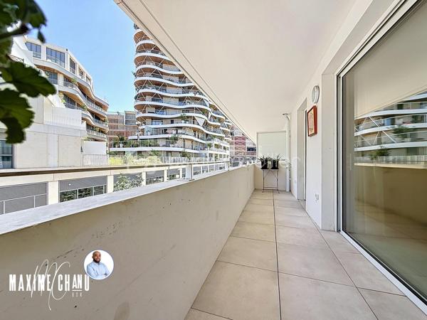 Idéalement situé dans le quartier du Nouveau Saint-Roch, cet appartement de 2 pièces prend place au premier étage surélevé d'une résidence récente et particulièrement bien entretenue. La copropriété, saine, dispose d'un agréable atout collectif avec son espace jardin potager partagé entre copropriétaires, un vrai plus pour les amateurs de nature en plein cœur de ville.

L'entrée, dotée d'un placard, dessert un généreux espace séjour-cuisine d'environ 21 m², baigné de lumière. La cuisine, entièrement équipée, restera en place pour la vente, prête à accueillir ses nouveaux occupants sans travaux à prévoir de ce côté. La chambre, d'un peu moins de 12 m², bénéficie elle aussi d'un placard aménagé.

Séjour et chambre s'ouvrent tous deux sur une terrasse d'environ 9 m², véritable prolongement extérieur de l'appartement, idéale pour profiter des beaux jours. Une salle d'eau avec douche et wc, ainsi qu'un emplacement pour machine à laver, complètent cet ensemble fonctionnel.

Le confort thermique est assuré toute l'année par une pompe à chaleur avec système gainable, qui chauffe et climatise l'ensemble du logement.

Autre atout de taille pour ce secteur très recherché : une place de parking en sous-sol, boxable, est incluse dans le prix, un avantage particulièrement rare dans le centre de Montpellier.

À découvrir sans tarder !