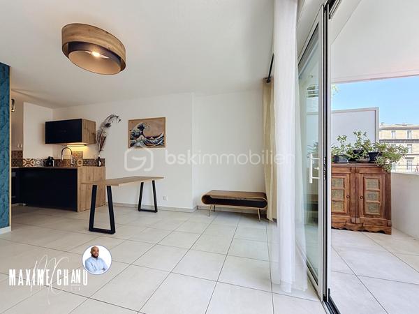 Idéalement situé dans le quartier du Nouveau Saint-Roch, cet appartement de 2 pièces prend place au premier étage surélevé d'une résidence récente et particulièrement bien entretenue. La copropriété, saine, dispose d'un agréable atout collectif avec son espace jardin potager partagé entre copropriétaires, un vrai plus pour les amateurs de nature en plein cœur de ville.

L'entrée, dotée d'un placard, dessert un généreux espace séjour-cuisine d'environ 21 m², baigné de lumière. La cuisine, entièrement équipée, restera en place pour la vente, prête à accueillir ses nouveaux occupants sans travaux à prévoir de ce côté. La chambre, d'un peu moins de 12 m², bénéficie elle aussi d'un placard aménagé.

Séjour et chambre s'ouvrent tous deux sur une terrasse d'environ 9 m², véritable prolongement extérieur de l'appartement, idéale pour profiter des beaux jours. Une salle d'eau avec douche et wc, ainsi qu'un emplacement pour machine à laver, complètent cet ensemble fonctionnel.

Le confort thermique est assuré toute l'année par une pompe à chaleur avec système gainable, qui chauffe et climatise l'ensemble du logement.

Autre atout de taille pour ce secteur très recherché : une place de parking en sous-sol, boxable, est incluse dans le prix, un avantage particulièrement rare dans le centre de Montpellier.

À découvrir sans tarder !