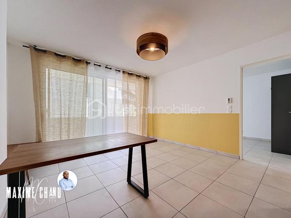 Idéalement situé dans le quartier du Nouveau Saint-Roch, cet appartement de 2 pièces prend place au premier étage surélevé d'une résidence récente et particulièrement bien entretenue. La copropriété, saine, dispose d'un agréable atout collectif avec son espace jardin potager partagé entre copropriétaires, un vrai plus pour les amateurs de nature en plein cœur de ville.

L'entrée, dotée d'un placard, dessert un généreux espace séjour-cuisine d'environ 21 m², baigné de lumière. La cuisine, entièrement équipée, restera en place pour la vente, prête à accueillir ses nouveaux occupants sans travaux à prévoir de ce côté. La chambre, d'un peu moins de 12 m², bénéficie elle aussi d'un placard aménagé.

Séjour et chambre s'ouvrent tous deux sur une terrasse d'environ 9 m², véritable prolongement extérieur de l'appartement, idéale pour profiter des beaux jours. Une salle d'eau avec douche et wc, ainsi qu'un emplacement pour machine à laver, complètent cet ensemble fonctionnel.

Le confort thermique est assuré toute l'année par une pompe à chaleur avec système gainable, qui chauffe et climatise l'ensemble du logement.

Autre atout de taille pour ce secteur très recherché : une place de parking en sous-sol, boxable, est incluse dans le prix, un avantage particulièrement rare dans le centre de Montpellier.

À découvrir sans tarder !