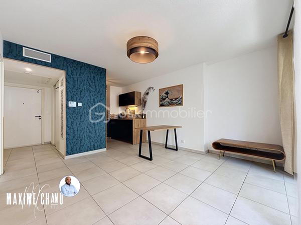 Idéalement situé dans le quartier du Nouveau Saint-Roch, cet appartement de 2 pièces prend place au premier étage surélevé d'une résidence récente et particulièrement bien entretenue. La copropriété, saine, dispose d'un agréable atout collectif avec son espace jardin potager partagé entre copropriétaires, un vrai plus pour les amateurs de nature en plein cœur de ville.

L'entrée, dotée d'un placard, dessert un généreux espace séjour-cuisine d'environ 21 m², baigné de lumière. La cuisine, entièrement équipée, restera en place pour la vente, prête à accueillir ses nouveaux occupants sans travaux à prévoir de ce côté. La chambre, d'un peu moins de 12 m², bénéficie elle aussi d'un placard aménagé.

Séjour et chambre s'ouvrent tous deux sur une terrasse d'environ 9 m², véritable prolongement extérieur de l'appartement, idéale pour profiter des beaux jours. Une salle d'eau avec douche et wc, ainsi qu'un emplacement pour machine à laver, complètent cet ensemble fonctionnel.

Le confort thermique est assuré toute l'année par une pompe à chaleur avec système gainable, qui chauffe et climatise l'ensemble du logement.

Autre atout de taille pour ce secteur très recherché : une place de parking en sous-sol, boxable, est incluse dans le prix, un avantage particulièrement rare dans le centre de Montpellier.

À découvrir sans tarder !