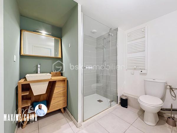 Idéalement situé dans le quartier du Nouveau Saint-Roch, cet appartement de 2 pièces prend place au premier étage surélevé d'une résidence récente et particulièrement bien entretenue. La copropriété, saine, dispose d'un agréable atout collectif avec son espace jardin potager partagé entre copropriétaires, un vrai plus pour les amateurs de nature en plein cœur de ville.

L'entrée, dotée d'un placard, dessert un généreux espace séjour-cuisine d'environ 21 m², baigné de lumière. La cuisine, entièrement équipée, restera en place pour la vente, prête à accueillir ses nouveaux occupants sans travaux à prévoir de ce côté. La chambre, d'un peu moins de 12 m², bénéficie elle aussi d'un placard aménagé.

Séjour et chambre s'ouvrent tous deux sur une terrasse d'environ 9 m², véritable prolongement extérieur de l'appartement, idéale pour profiter des beaux jours. Une salle d'eau avec douche et wc, ainsi qu'un emplacement pour machine à laver, complètent cet ensemble fonctionnel.

Le confort thermique est assuré toute l'année par une pompe à chaleur avec système gainable, qui chauffe et climatise l'ensemble du logement.

Autre atout de taille pour ce secteur très recherché : une place de parking en sous-sol, boxable, est incluse dans le prix, un avantage particulièrement rare dans le centre de Montpellier.

À découvrir sans tarder !