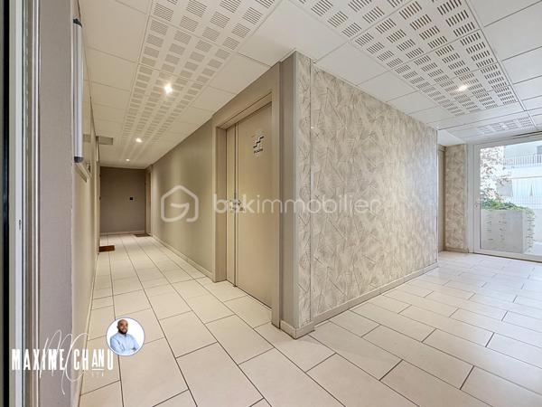 Idéalement situé dans le quartier du Nouveau Saint-Roch, cet appartement de 2 pièces prend place au premier étage surélevé d'une résidence récente et particulièrement bien entretenue. La copropriété, saine, dispose d'un agréable atout collectif avec son espace jardin potager partagé entre copropriétaires, un vrai plus pour les amateurs de nature en plein cœur de ville.

L'entrée, dotée d'un placard, dessert un généreux espace séjour-cuisine d'environ 21 m², baigné de lumière. La cuisine, entièrement équipée, restera en place pour la vente, prête à accueillir ses nouveaux occupants sans travaux à prévoir de ce côté. La chambre, d'un peu moins de 12 m², bénéficie elle aussi d'un placard aménagé.

Séjour et chambre s'ouvrent tous deux sur une terrasse d'environ 9 m², véritable prolongement extérieur de l'appartement, idéale pour profiter des beaux jours. Une salle d'eau avec douche et wc, ainsi qu'un emplacement pour machine à laver, complètent cet ensemble fonctionnel.

Le confort thermique est assuré toute l'année par une pompe à chaleur avec système gainable, qui chauffe et climatise l'ensemble du logement.

Autre atout de taille pour ce secteur très recherché : une place de parking en sous-sol, boxable, est incluse dans le prix, un avantage particulièrement rare dans le centre de Montpellier.

À découvrir sans tarder !