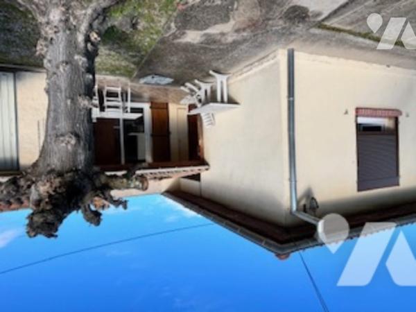 Maison d'habitation de plain pied avec garage édifiée sur terrain clos et arboré dans quartier calme