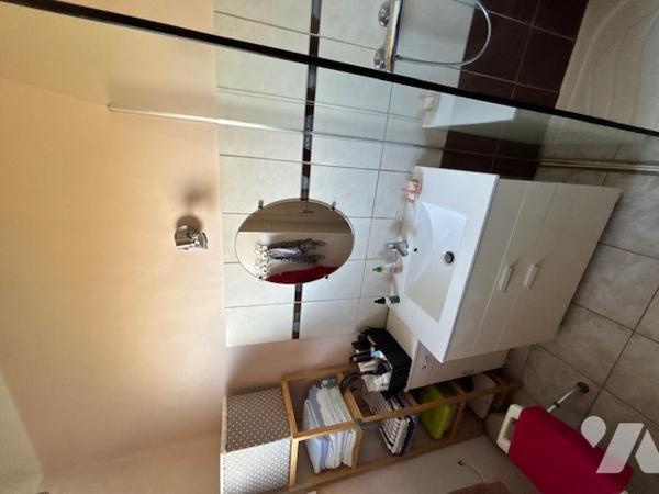 Maison d'habitation de plain pied avec garage édifiée sur terrain clos et arboré dans quartier calme