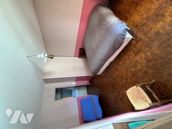 Maison d'habitation de plain pied avec garage édifiée sur terrain clos et arboré dans quartier calme