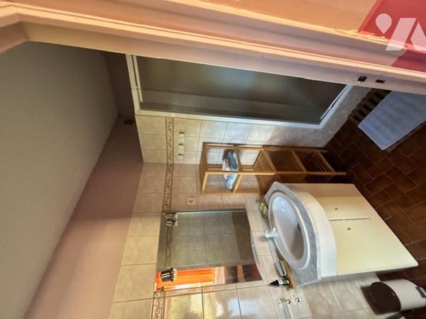 Maison d'habitation de plain pied avec garage édifiée sur terrain clos et arboré dans quartier calme