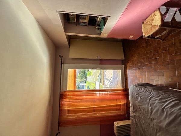 Maison d'habitation de plain pied avec garage édifiée sur terrain clos et arboré dans quartier calme