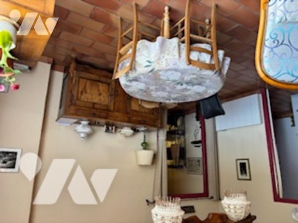 Maison d'habitation de plain pied avec garage édifiée sur terrain clos et arboré dans quartier calme