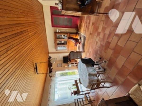 Maison d'habitation de plain pied avec garage édifiée sur terrain clos et arboré dans quartier calme