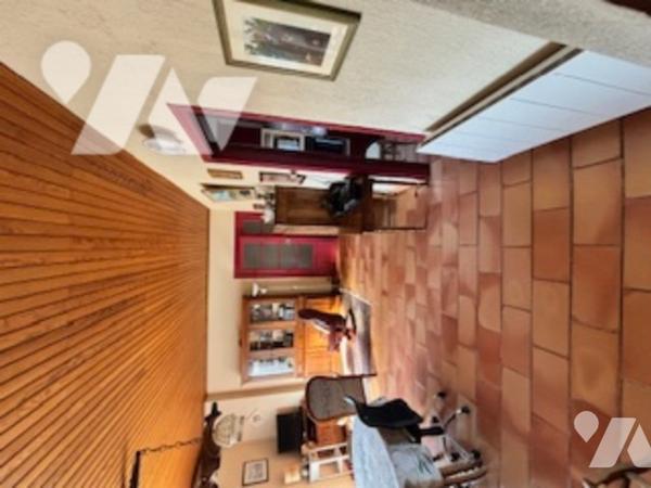 Maison d'habitation de plain pied avec garage édifiée sur terrain clos et arboré dans quartier calme