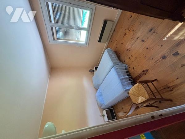 Maison d'habitation de plain pied avec garage édifiée sur terrain clos et arboré dans quartier calme