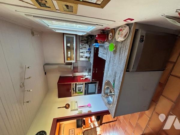 Maison d'habitation de plain pied avec garage édifiée sur terrain clos et arboré dans quartier calme