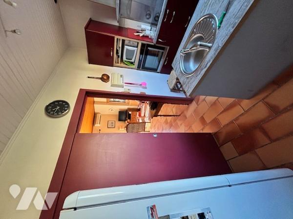 Maison d'habitation de plain pied avec garage édifiée sur terrain clos et arboré dans quartier calme