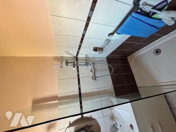 Maison d'habitation de plain pied avec garage édifiée sur terrain clos et arboré dans quartier calme