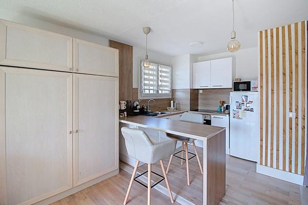 A VENDRE EN EXCLUSIVITÉ ! Studio meublé à Draguignan avec PARKING et TERRASSE