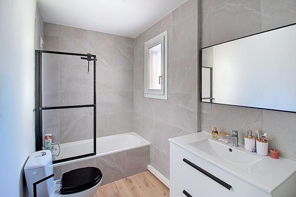 A VENDRE EN EXCLUSIVITÉ ! Studio meublé à Draguignan avec PARKING et TERRASSE