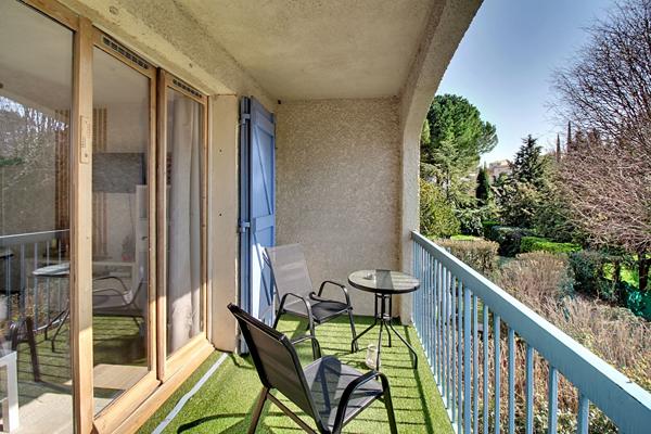 A VENDRE EN EXCLUSIVITÉ ! Studio meublé à Draguignan avec PARKING et TERRASSE