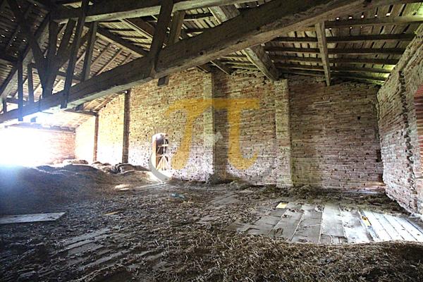 Labastide-Beauvoir (31450) Au calme, belle bâtisse agricole.