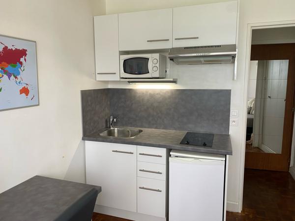 Paris (75010) Canal St Martin, 29 rue Louis BLANC Studio meublé 13m2 – RdC – Prêt à louer – Cave