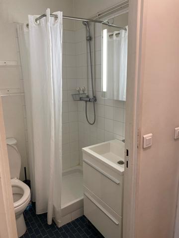 Paris (75010) Canal St Martin, 29 rue Louis BLANC Studio meublé 13m2 – RdC – Prêt à louer – Cave