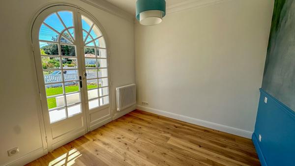 Plain-pied avec 4 chambres, piscine et jacuzzi, très belles finitions
