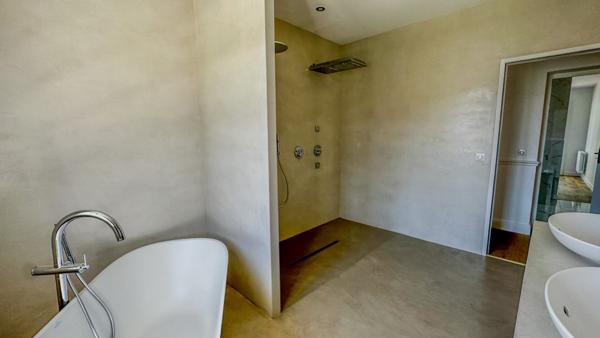 Plain-pied avec 4 chambres, piscine et jacuzzi, très belles finitions