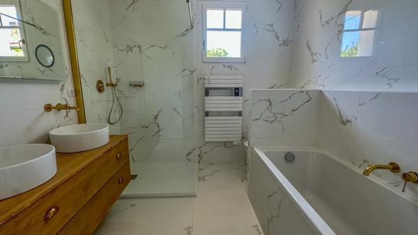 Plain-pied avec 4 chambres, piscine et jacuzzi, très belles finitions